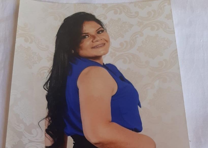 A fotografia mostra uma mulher de cor branca, cabelo liso e escuro, com blusa azul. Ela morreu em Monsenhor Tabosa, em maio de 2023.