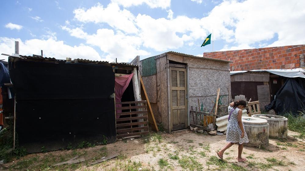 Imagem de casas humildes ilustra matéria sobre nível de pobreza no Brasil.