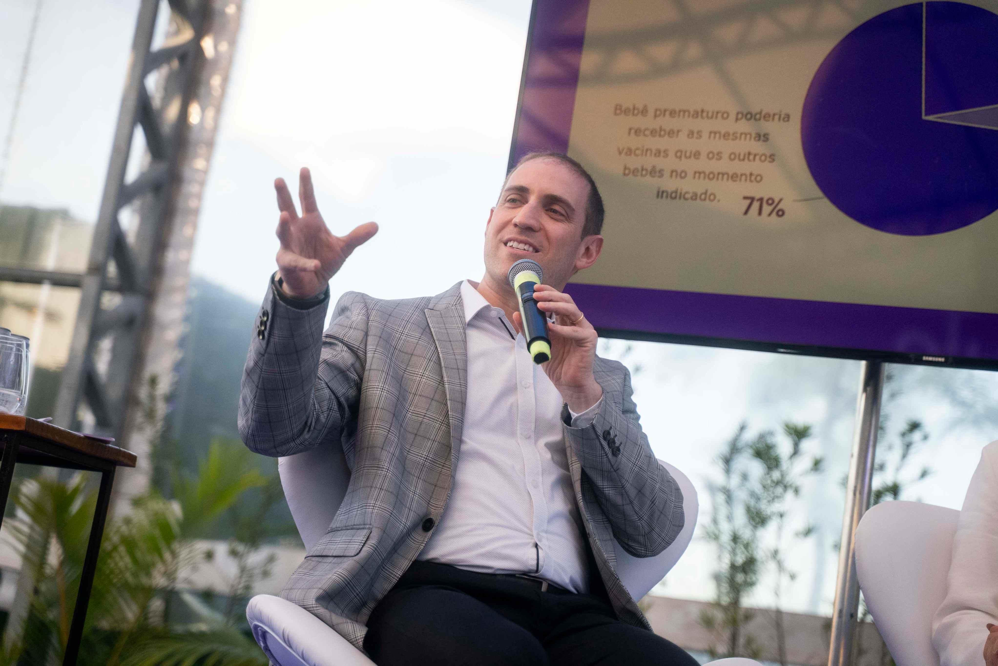 Imagem do infectologista pediátrico Daniel Jarovsky para matéria sobre vacinação de prematuros.