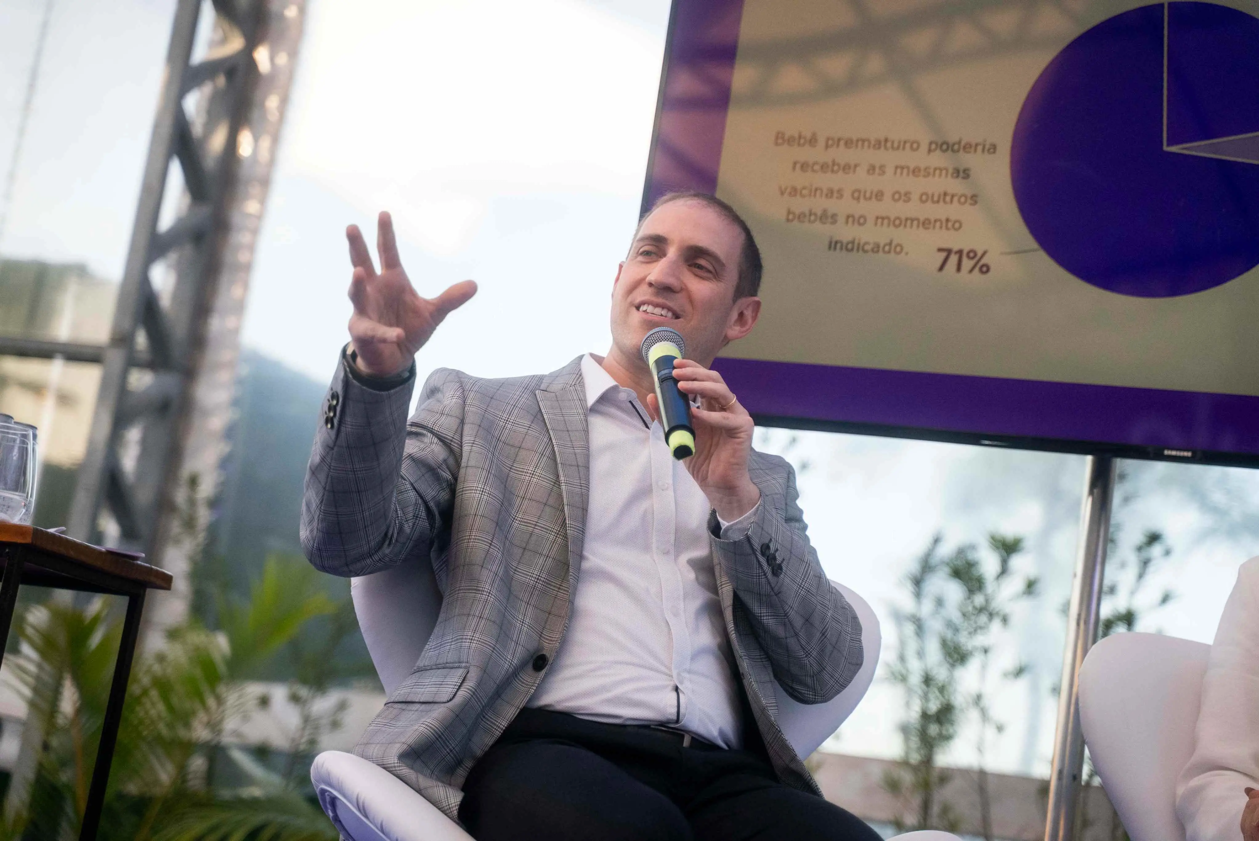 Imagem do infectologista pediátrico Daniel Jarovsky para matéria sobre vacinação de prematuros.