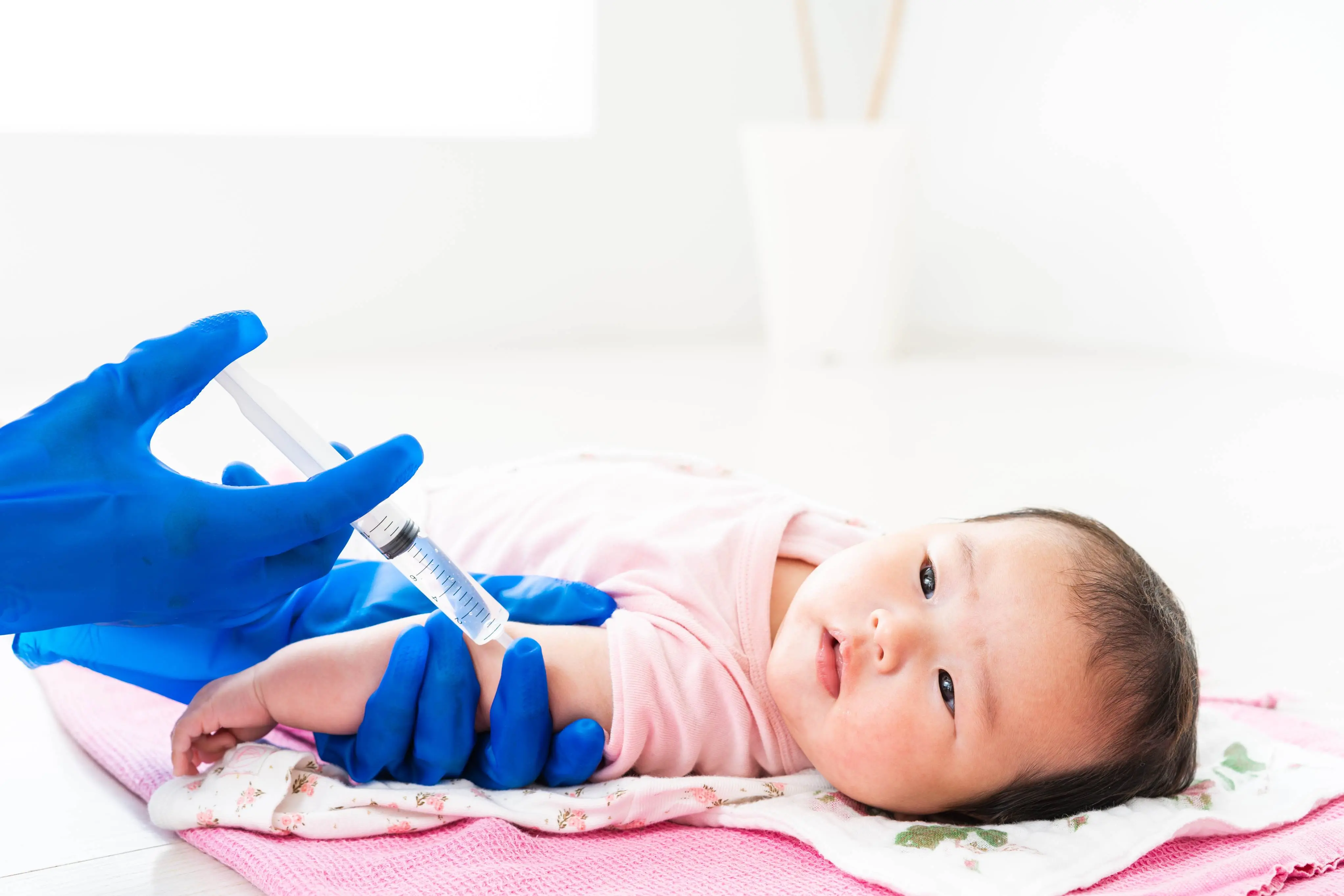 Imagem de bebê vacinando para matéria sobre proteção de prematuros.