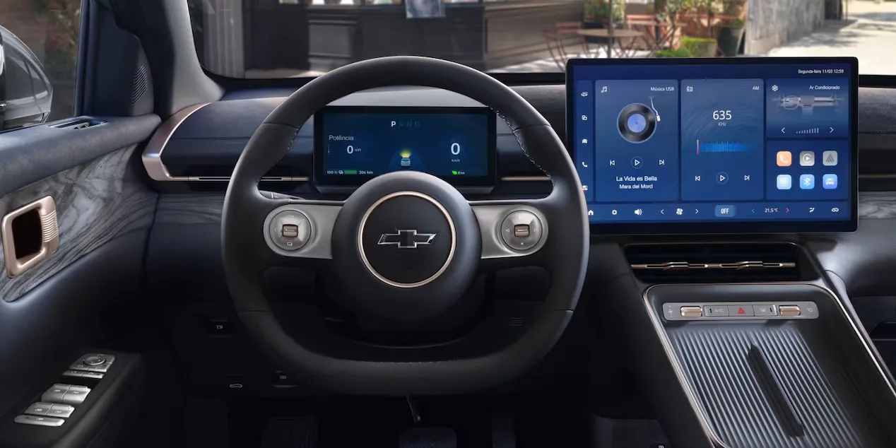 Captiva EV, novo carro elétrico produzido no Ceará, terá central multimídia e comandos no volante.