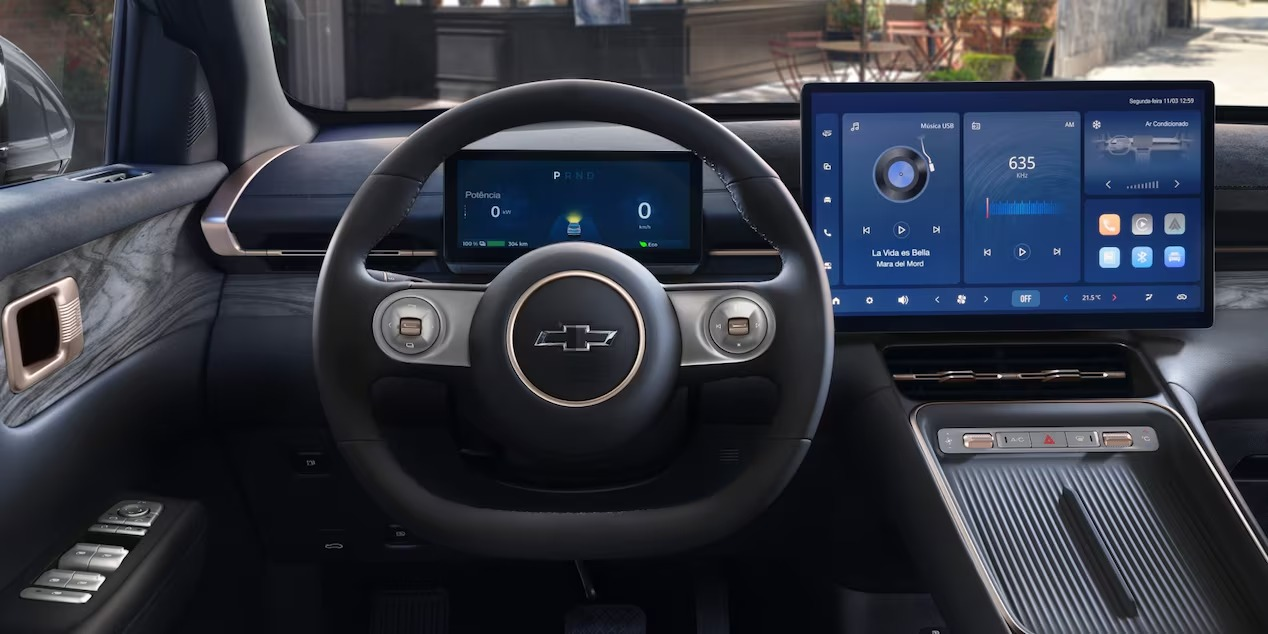 Foto que contém parte interior do lado do motorista do carro Chevrolet Captiva EV.
