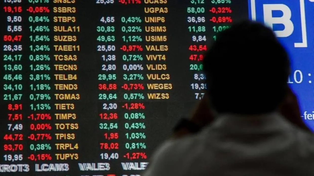 Pessoa olha para o telão da B3.