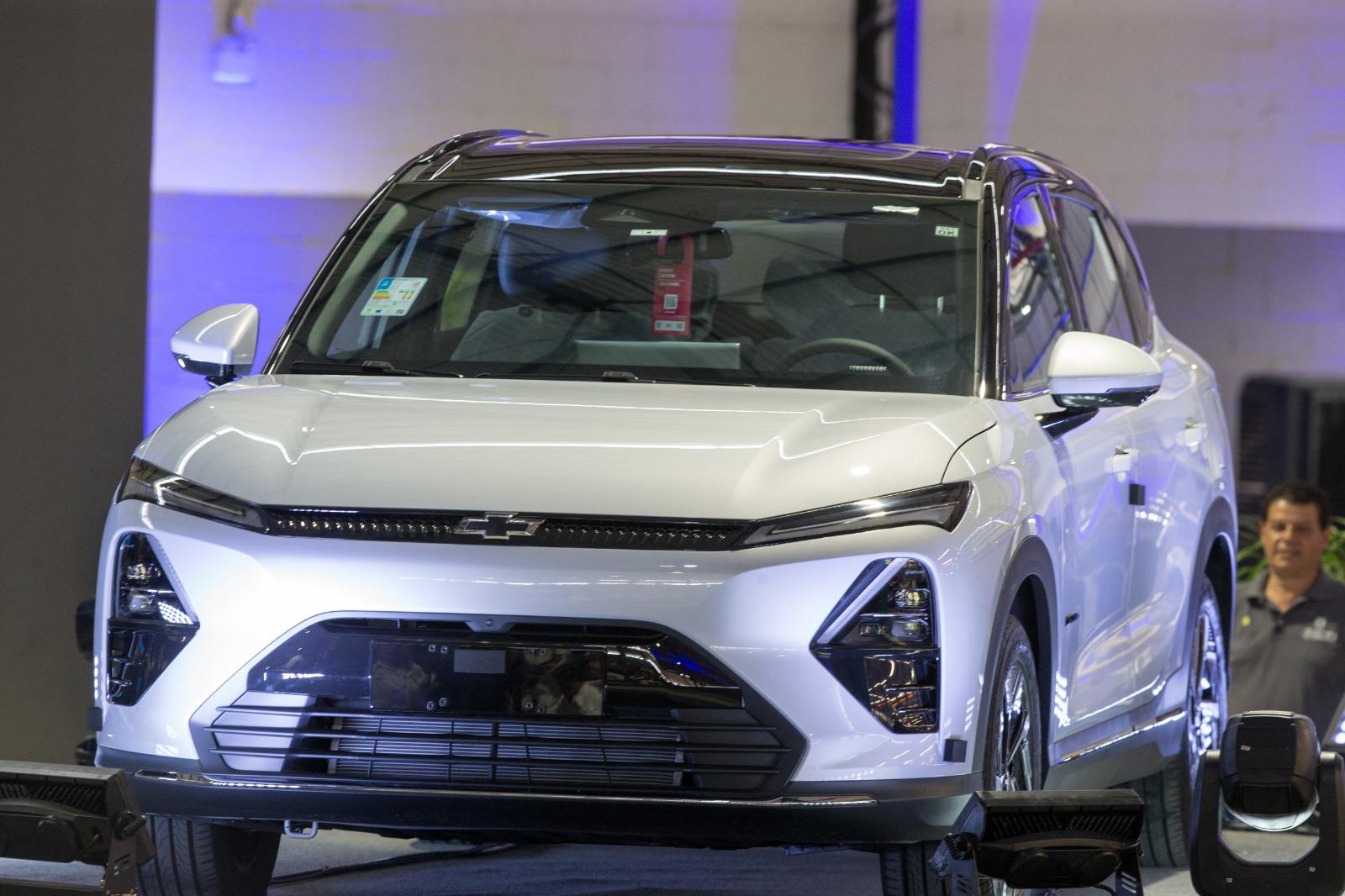 Imagem do carro branco estacionado.