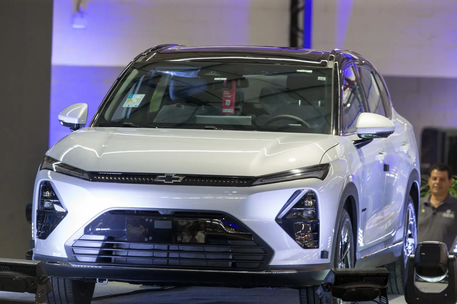 Imagem do carro branco estacionado.