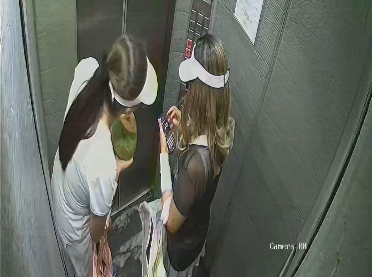 imagem de duas mulheres vestidas de atletas de beach tennis para praticar furtos em um imóvel de luxo na beira-mar de Fortaleza.