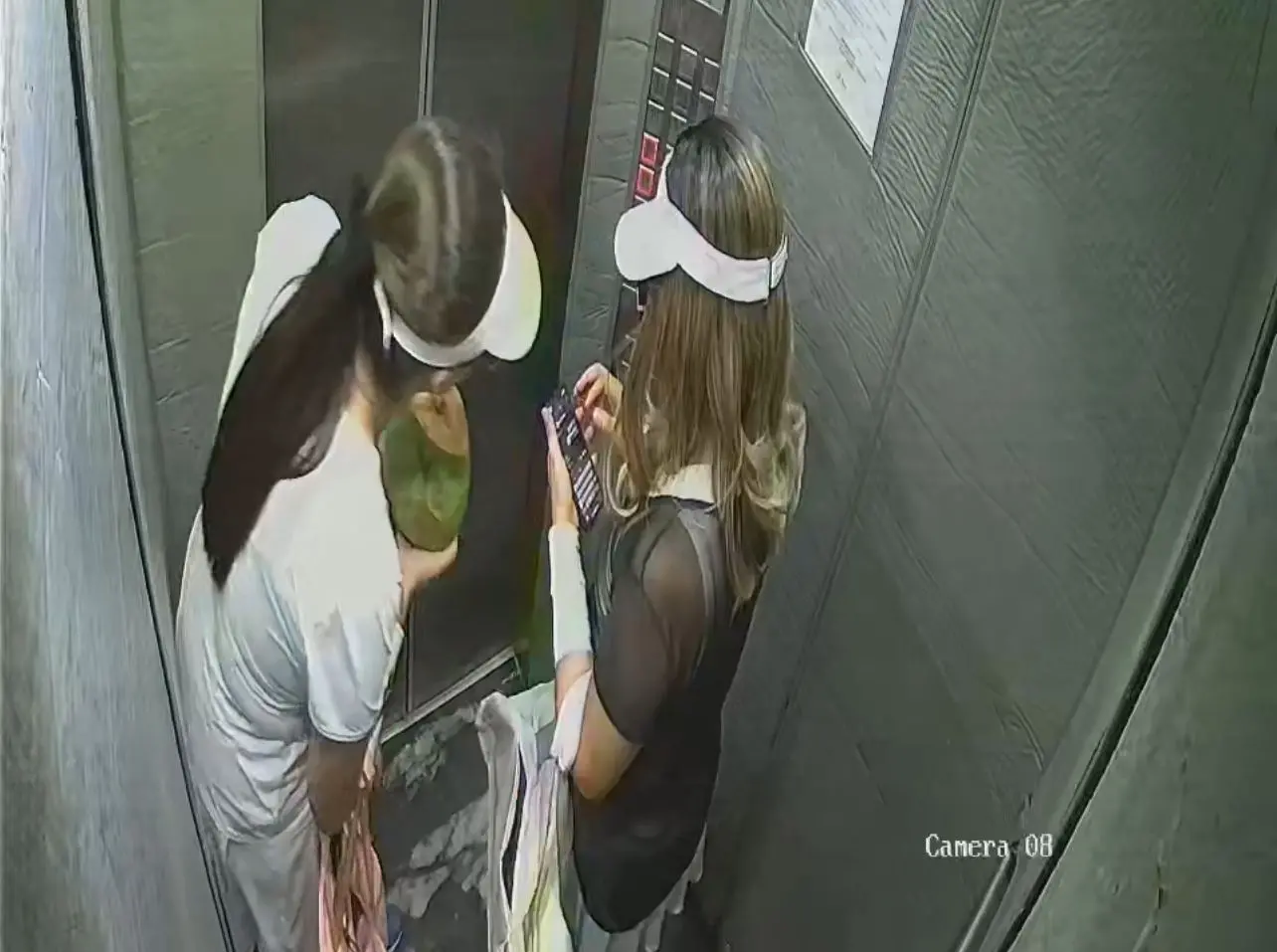 imagem de duas mulheres vestidas de atletas de beach tennis para praticar furtos em um imóvel de luxo na beira-mar de Fortaleza.