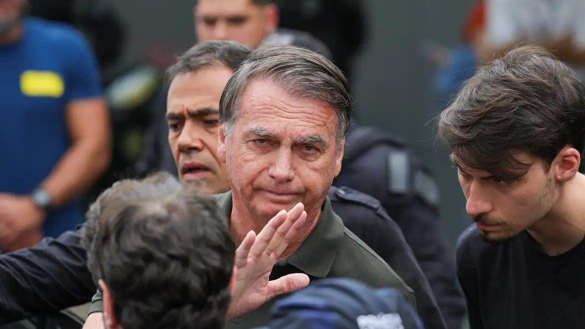 Defesa de Bolsonaro pede nova autorização para cirurgia de urgência e prisão domiciliar - PontoPoder - Diário do Nordeste