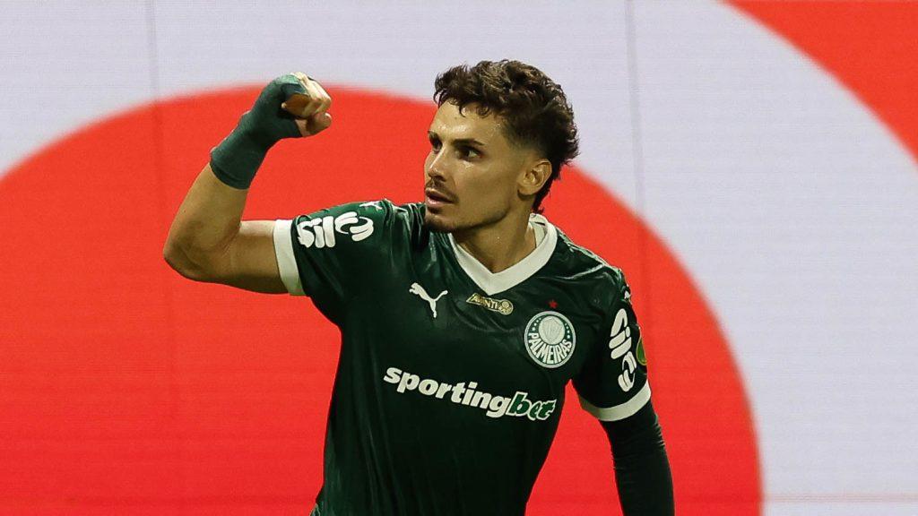 Raphael Veiga comemora gol pelo Palmeiras