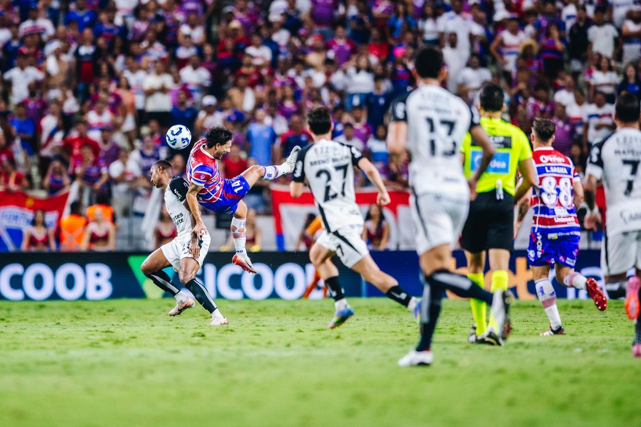 jogadores em disputa de bola