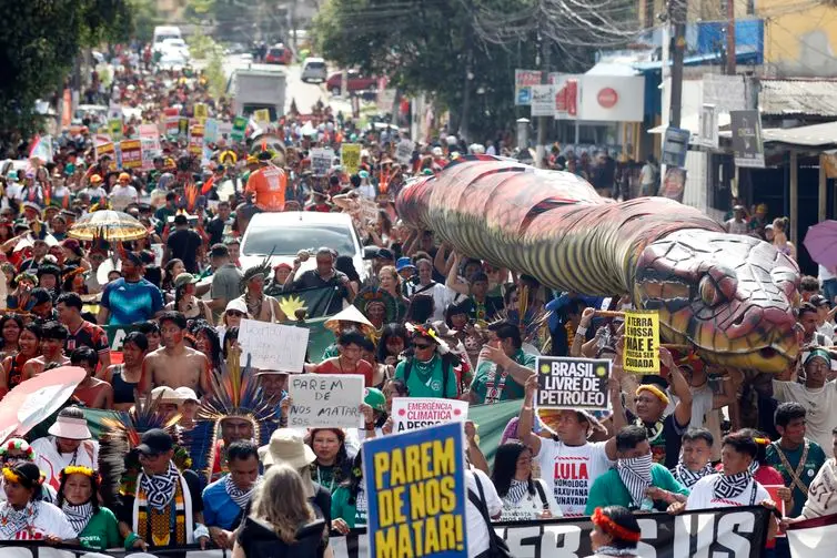 Imagem mostra multidão em protesto de indígenas em rua de Belém, no Pará, durante a COP 30, em novembro.