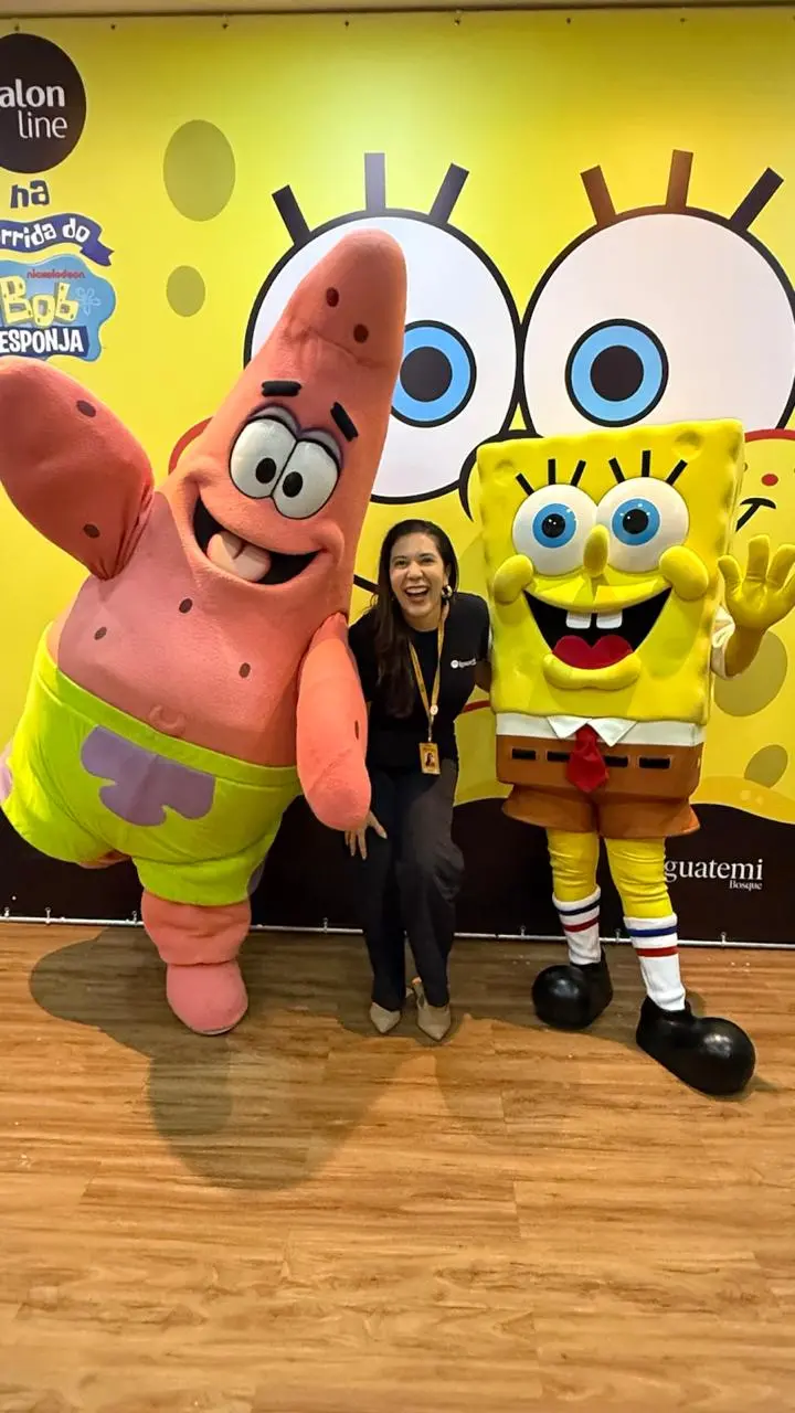 Elirdes Costa junto dos personagens Bob Esponja e Patrick
