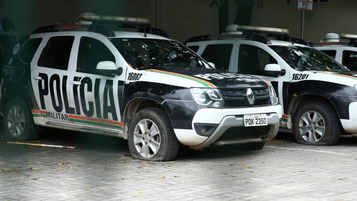 votos de varias viaturas da policia militar do ceará, no pátio do batalhao.