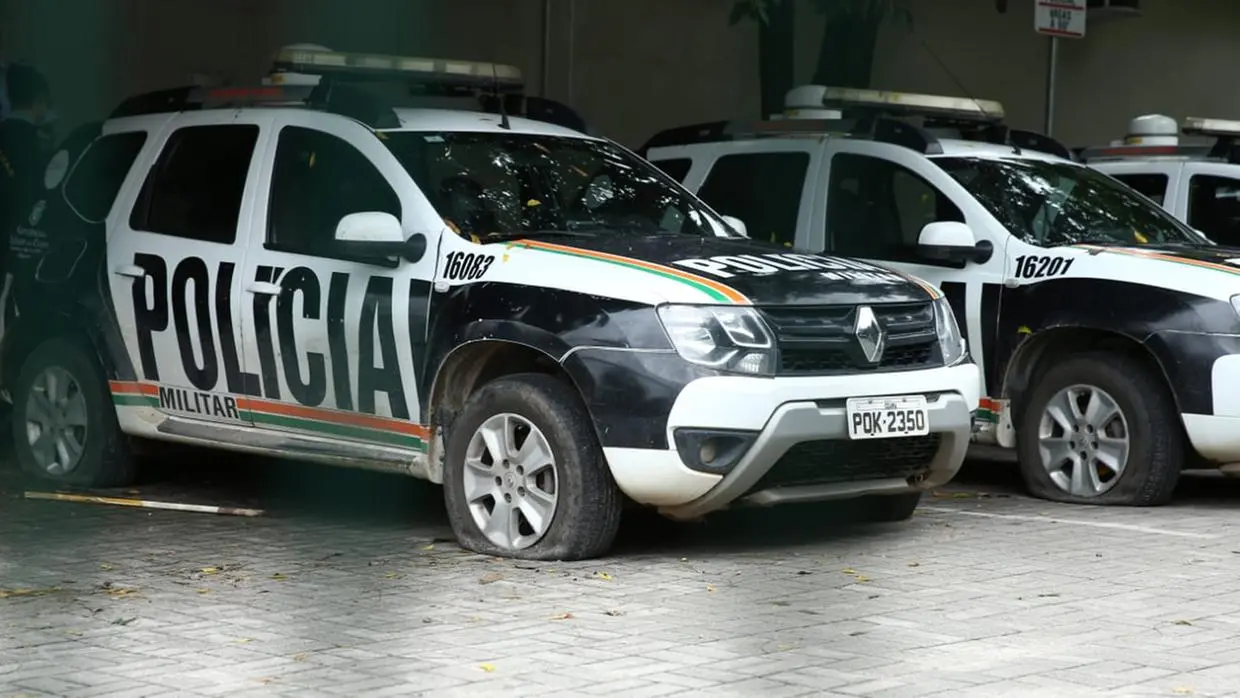 votos de varias viaturas da policia militar do ceará, no pátio do batalhao.