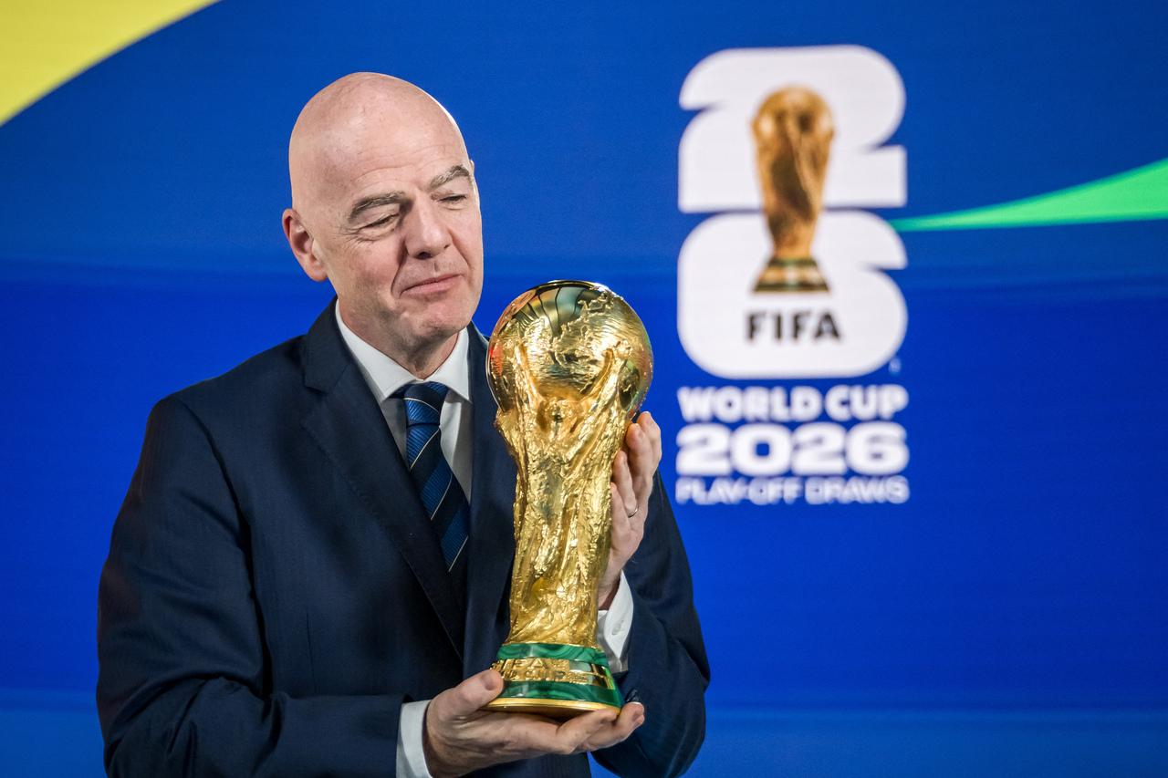 presidente da fifa olha para taça de copa do mundo
