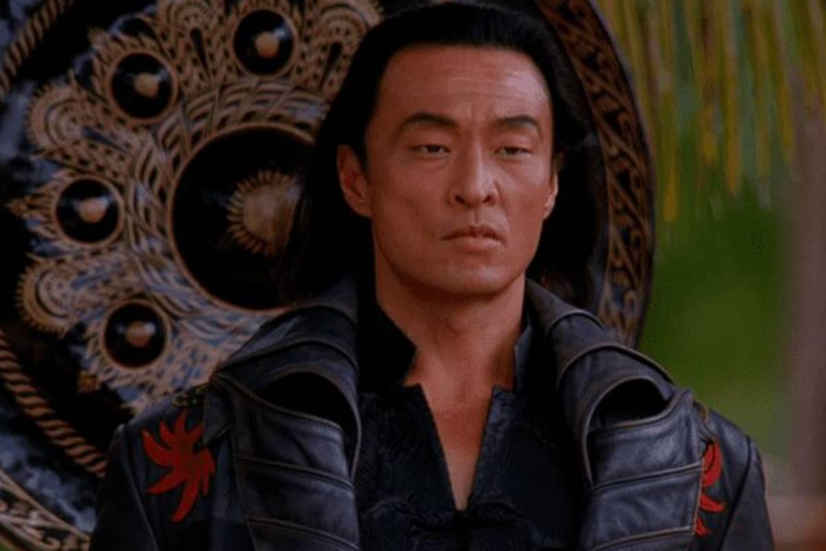 Imagem mostra o ator Cary-Hiroyuki Tagawa, caracterizado do personagem Shang Tsung no filme Mortal Kombat, de 1995.