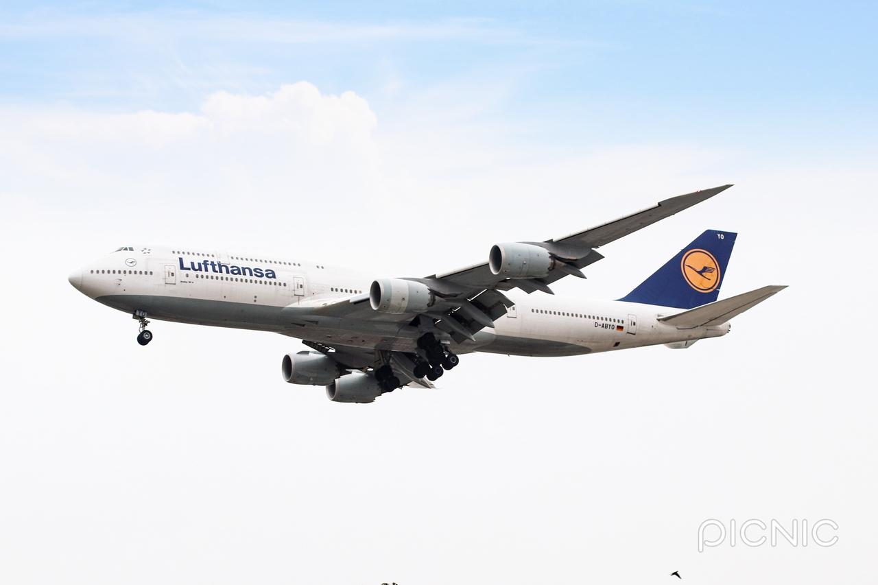 imagem mostra boeing 747-800 da companhia alemã Lufthansa pousando no aeroporto de guarulhos, em são paulo.