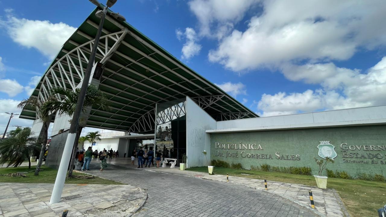 Imagem mostra fachada da Policlínica Regional Dr. José Correia Sales, em Caucaia, na Região Metropolitana de Fortaleza.