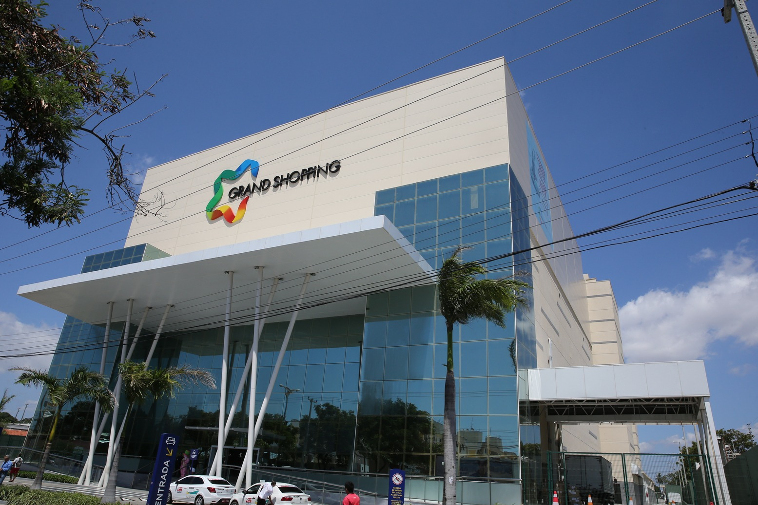 Foto que contém a fachada do Grand Shopping Messejana.