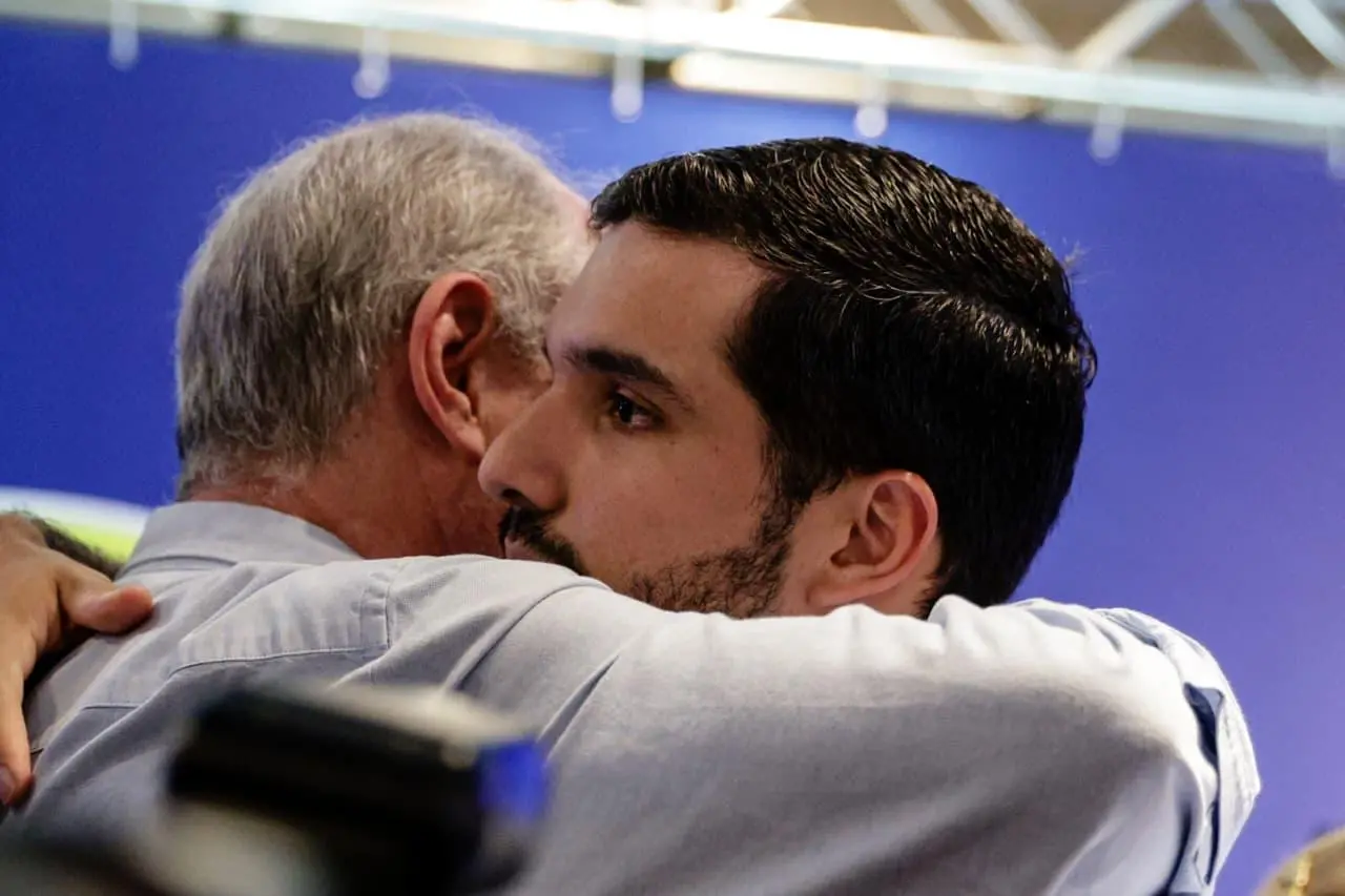 Foto do abraço de André Fernandes e Ciro Gomes.