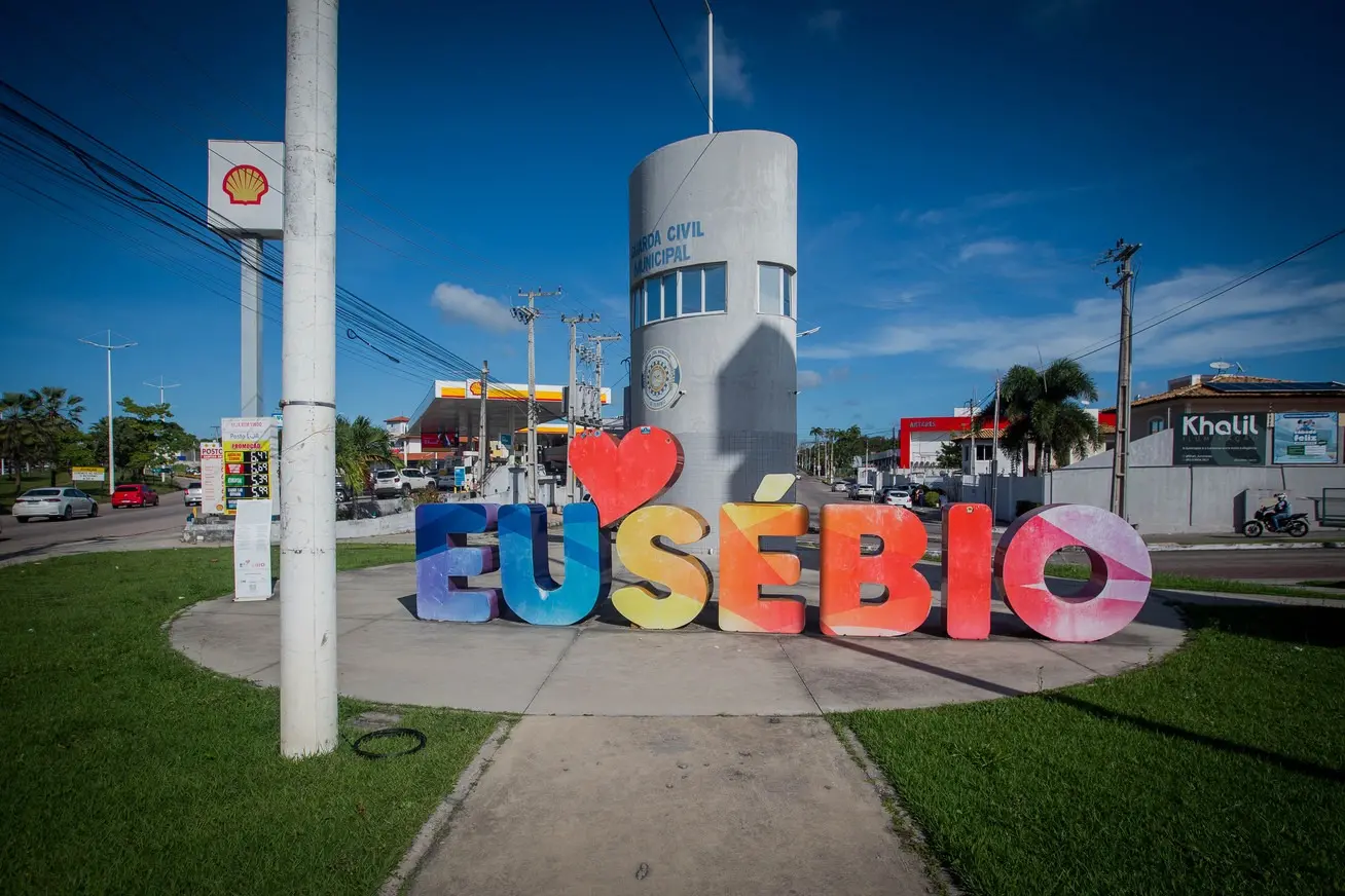 Foto que contém o nome Eusébio na entrada do município de mesmo nome.