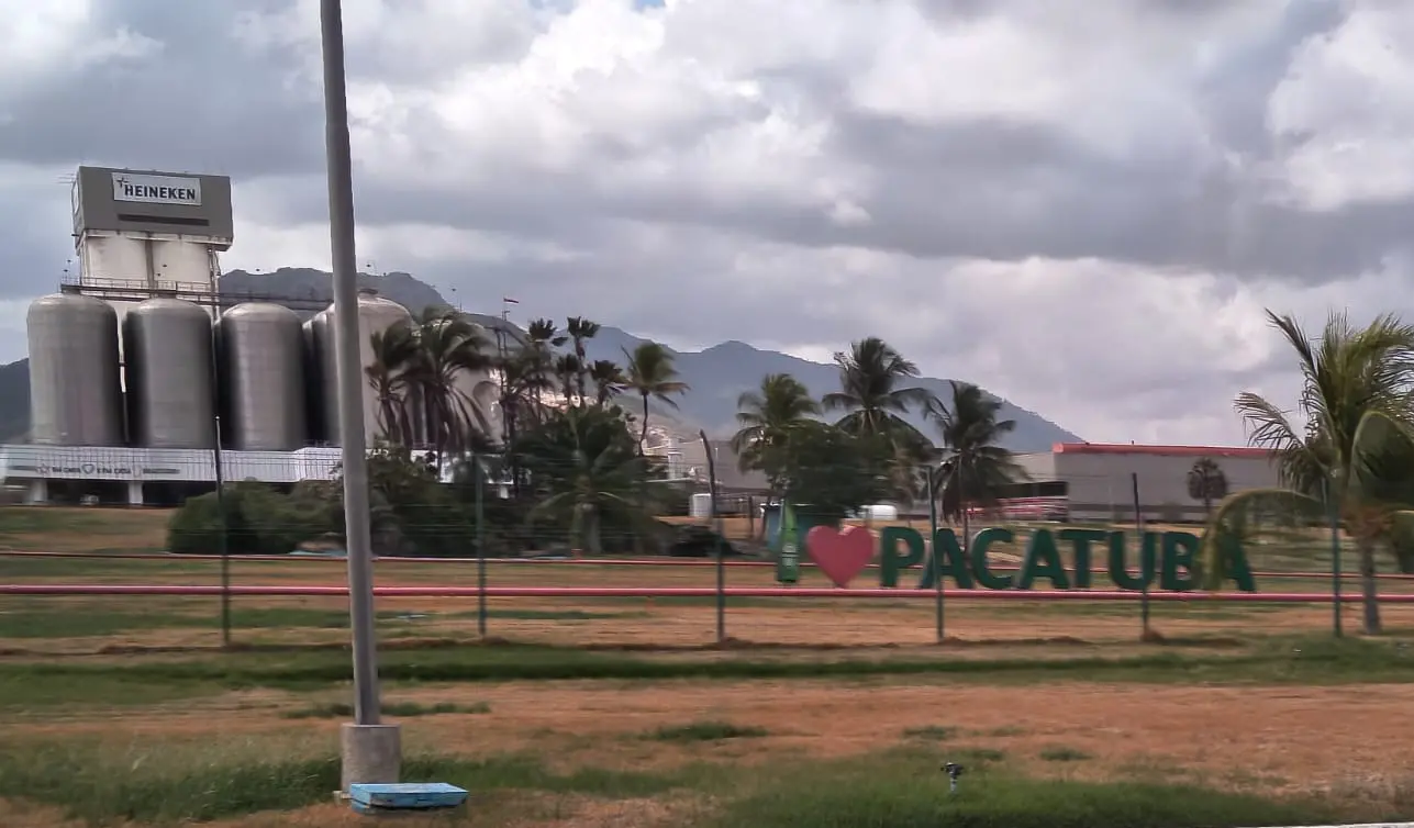 Fachada da planta da Heineken em Pacatuba.