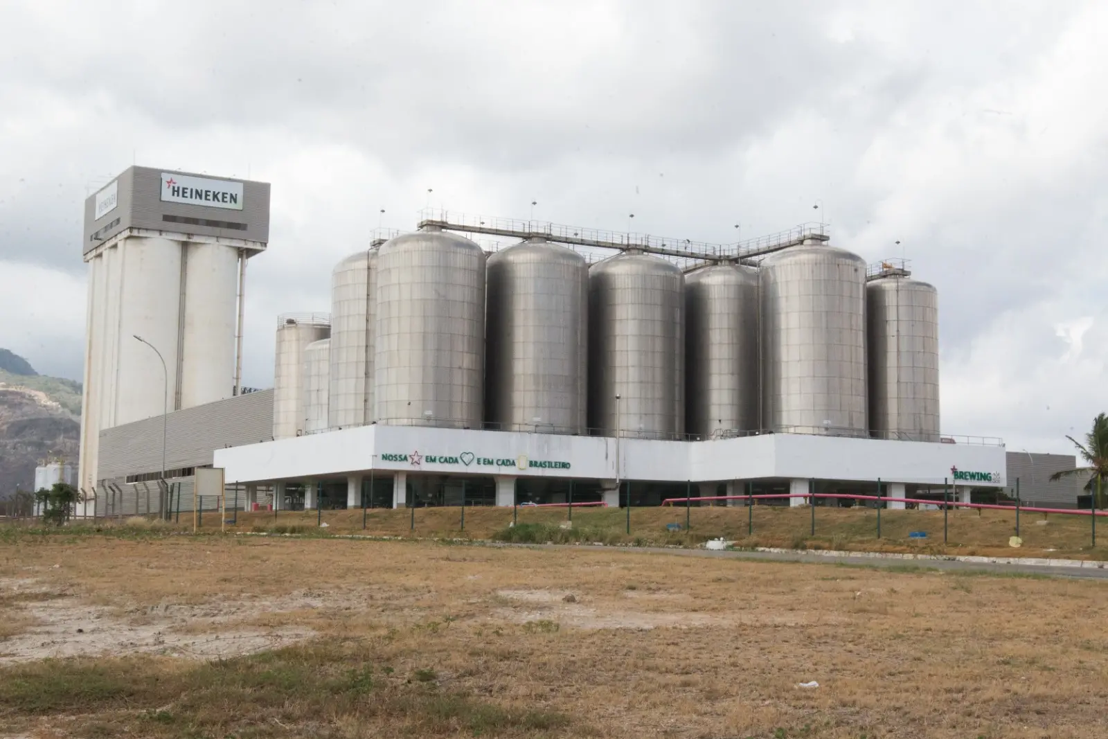 Vista parcial da planta da fábrica de cervejas do Grupo Heineken, em Pacatuba.