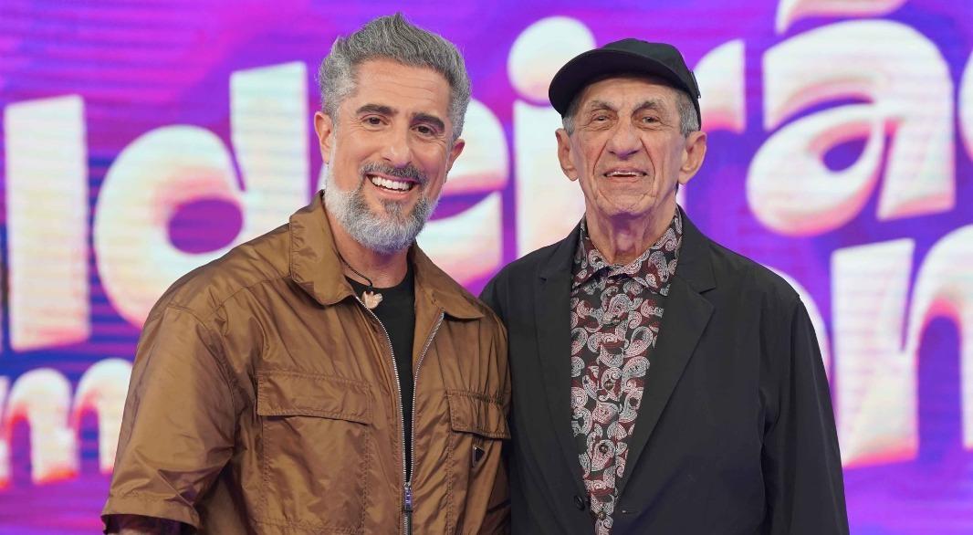 Marcos Mion e Raimundo Fagner posam para foto.