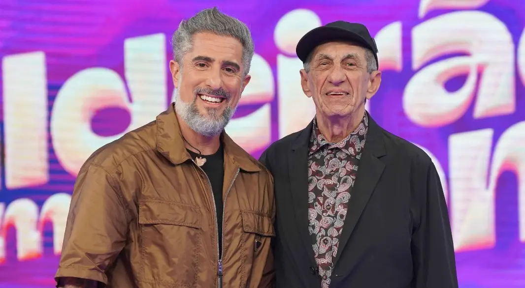 Marcos Mion e Raimundo Fagner posam para foto.