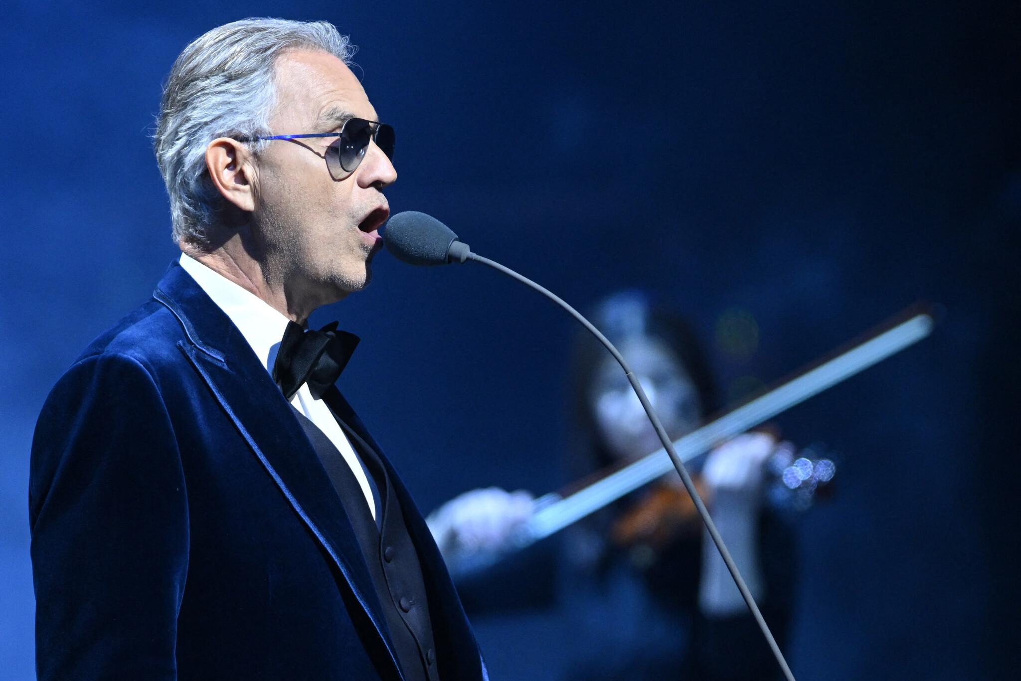 Andrea Bocelli canta em evento da Fifa