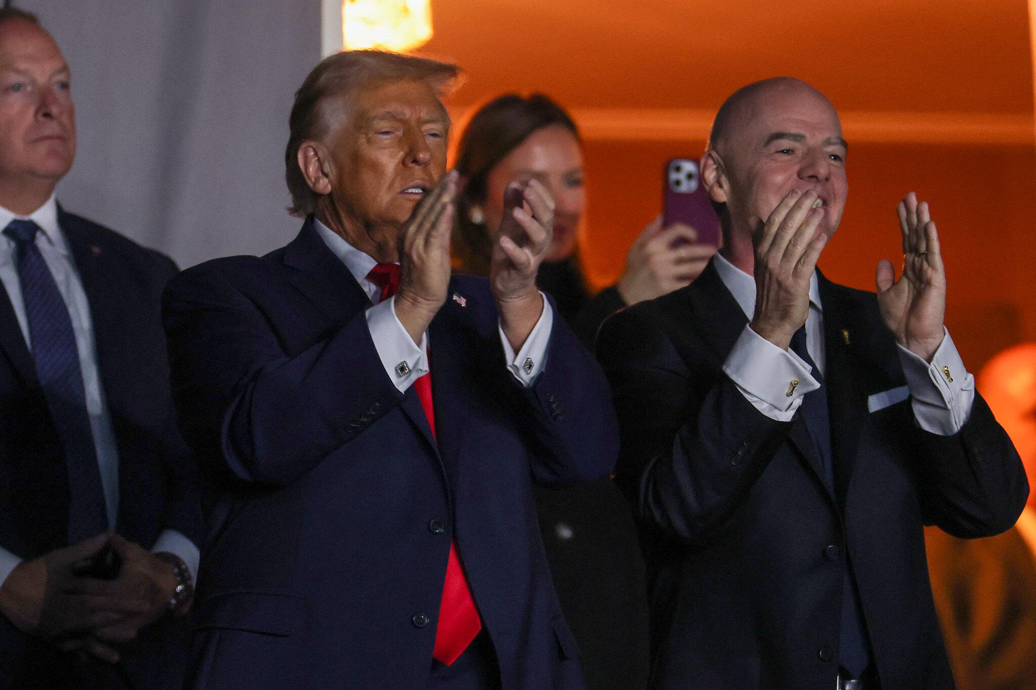 Foto de Donald Trump, presidente dos Estados Unidos, ao lado de Ginanni Infantino, presidente da Fifa