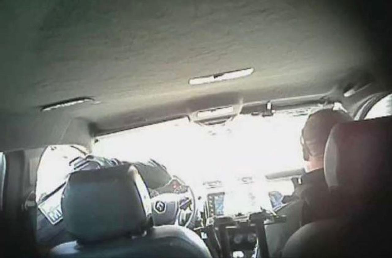 Policiais em viatura extorquindo dinheiro de traficantes