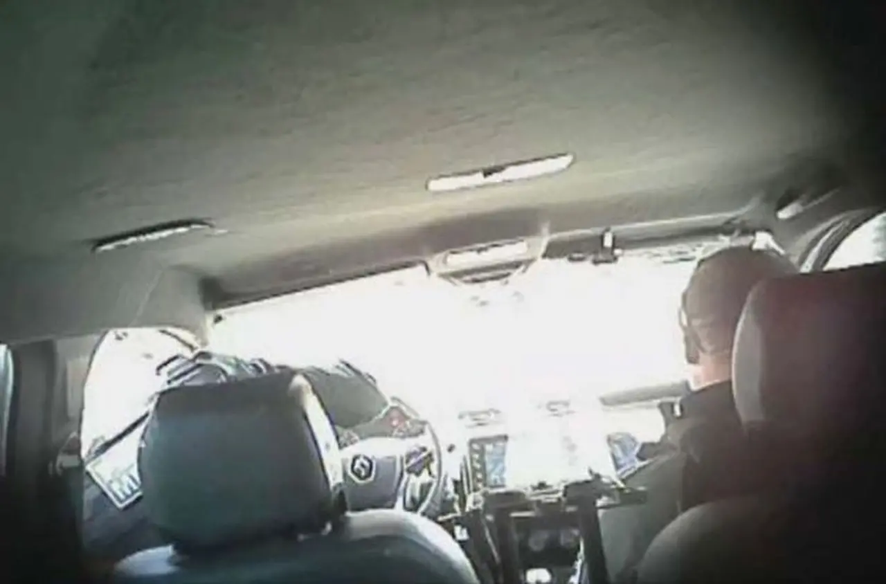 Policiais em viatura extorquindo dinheiro de traficantes