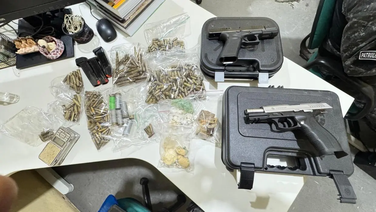 Na imagem, dinheiro, armas e munições apreendidos durante a operação Kleptonomos, do Ministério Público do Ceará.