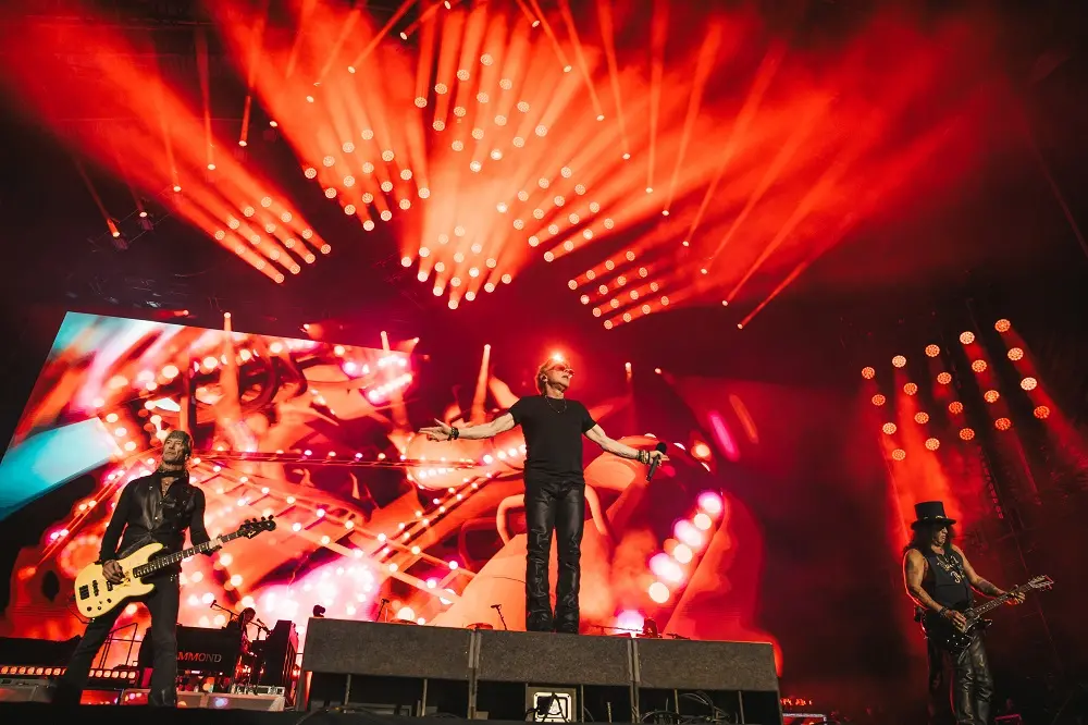 Guns N' Roses passará por nove cidades brasileiras em 2026.