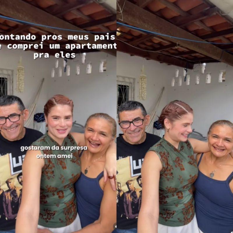 Jovem mulher sorri ao lado dos pais visivelmente emocionados, após presenteá-los com um apartamento.