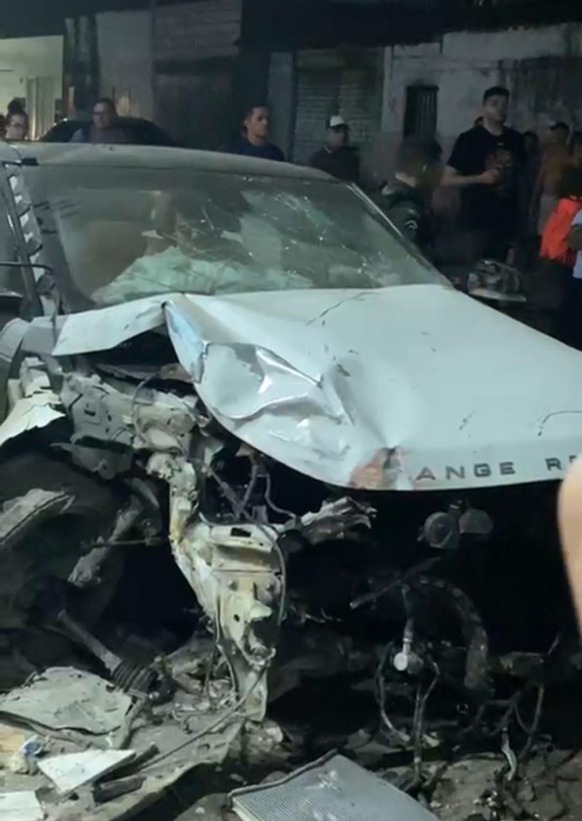 foto range rover destruida colisao e motorista ainda dentro, em fortaleza.