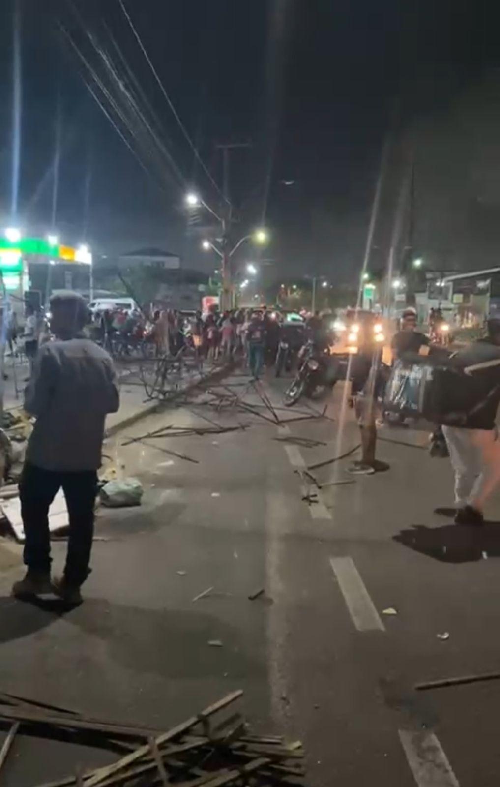 foto da feira no jangurussu destruida apos colisao com carro.
