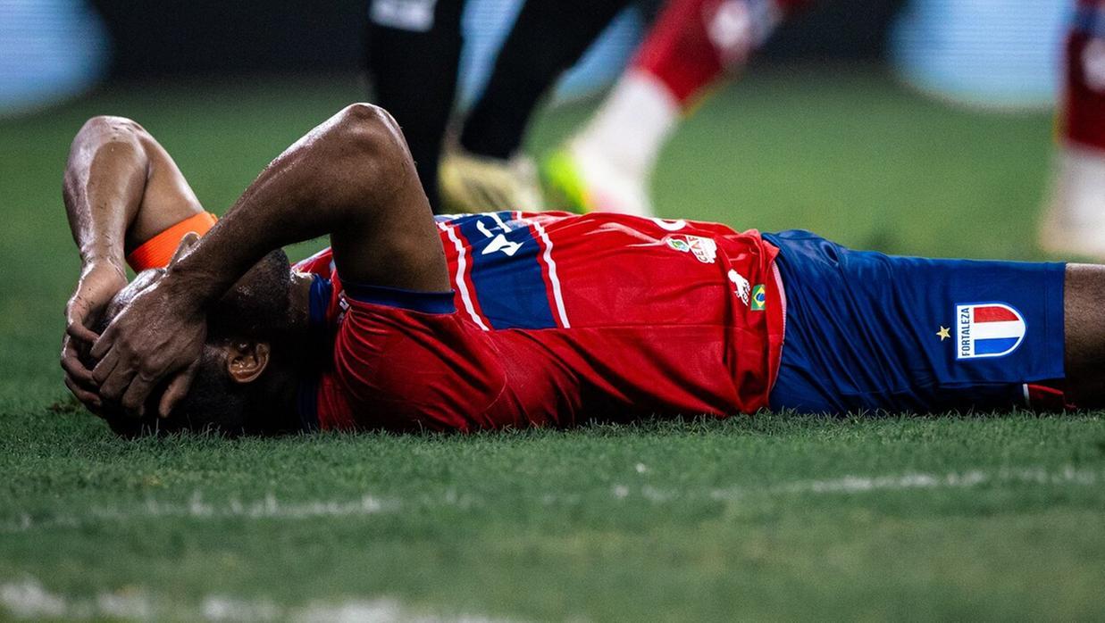 Jogador do Fortaleza deitado no campo de jogo