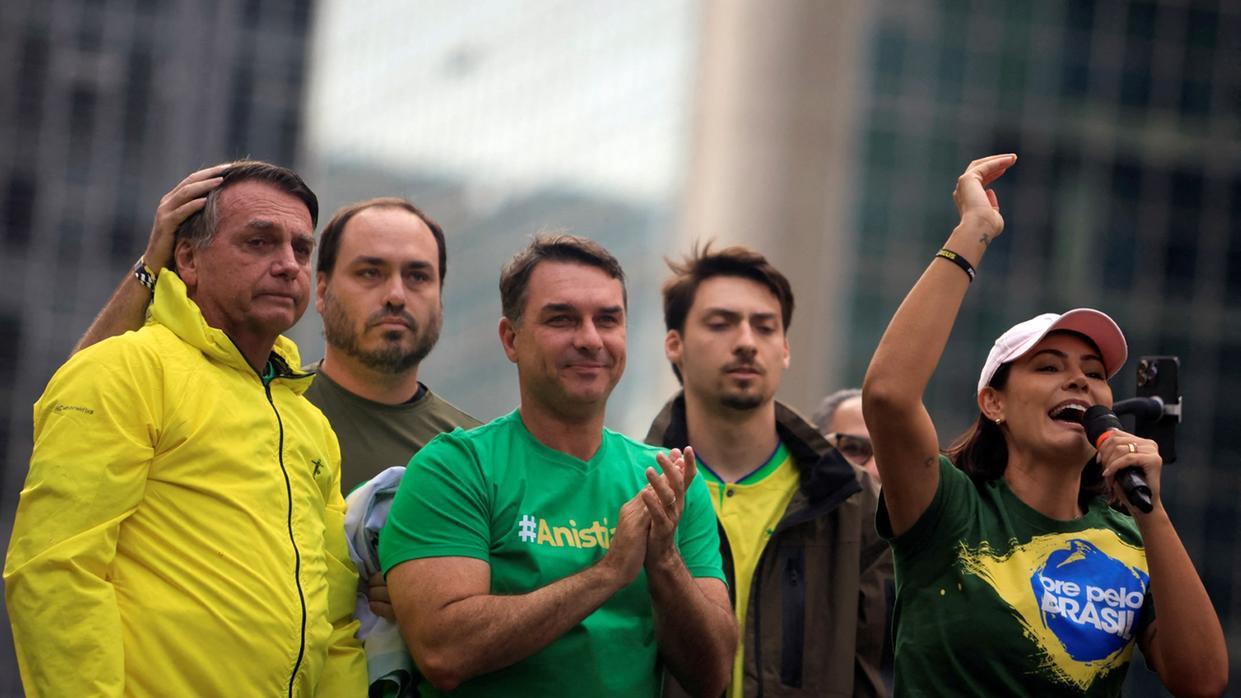 Jair Bolsonaro, os filhos Flávio, Carlos e Jair Renan, e a esposa Michelle em ato político