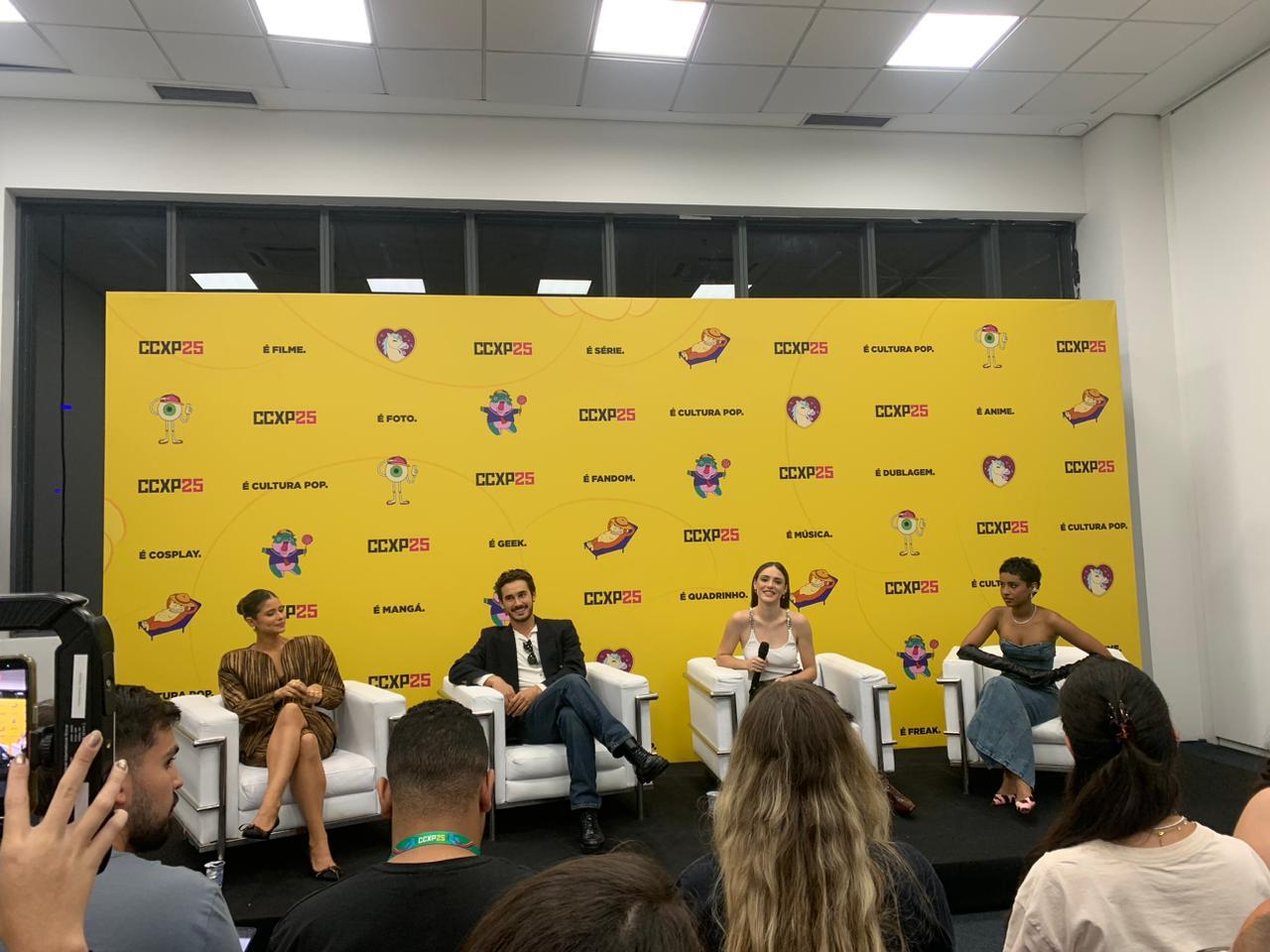Elenco da novela Coração Acelerado durante coletiva de imprensa na CCXP.