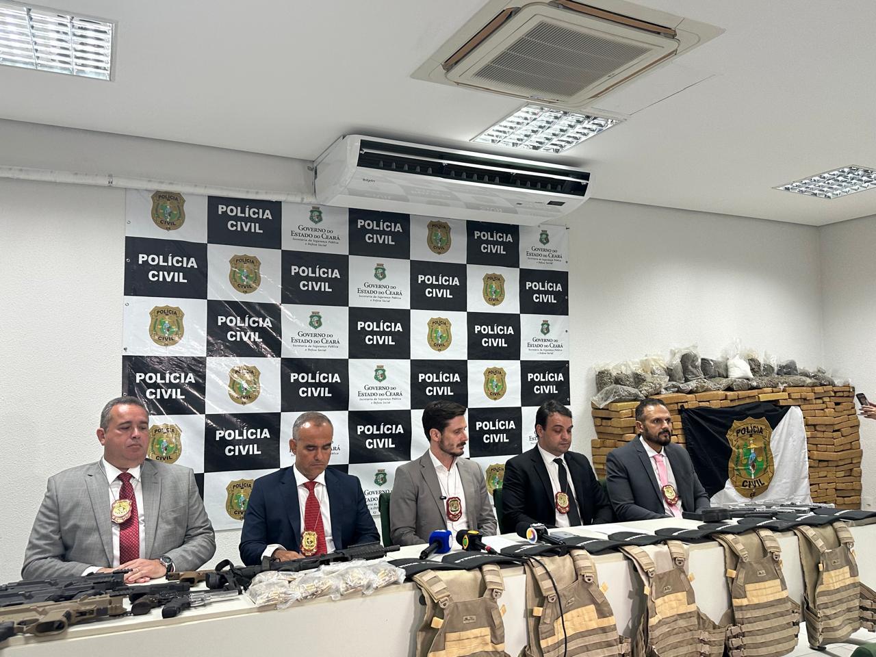 na foto estao delegados da policia civil do ceara expondo material apreendido em operacao em aquiraz, rmf.