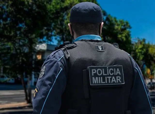 Imagem de um policial militar fardado para matéria sobre morte de cachorro dentro de quartel.
