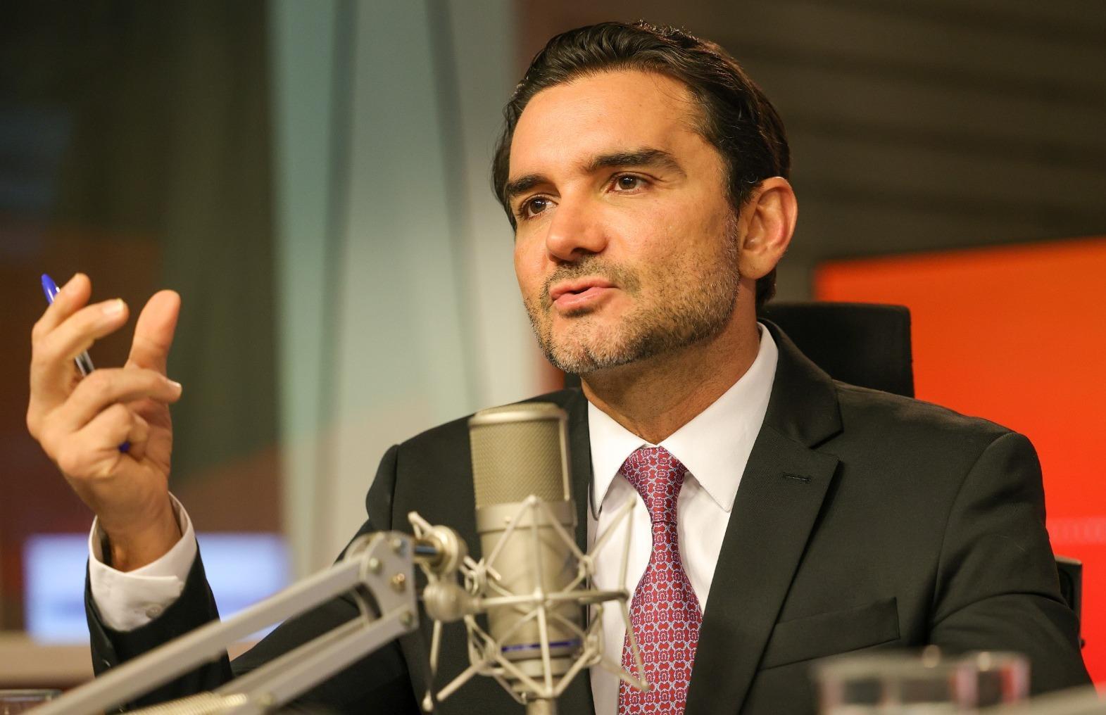 O ministro Celso Sabino é um homem de meia-idade, com barba rala e cabelo preto penteado para trás. Na foto, ele usa terno preto, camisa social branca e gravata estampada. Imagem usada em matéria sobre ministro ser expulso do partido União Brasil.