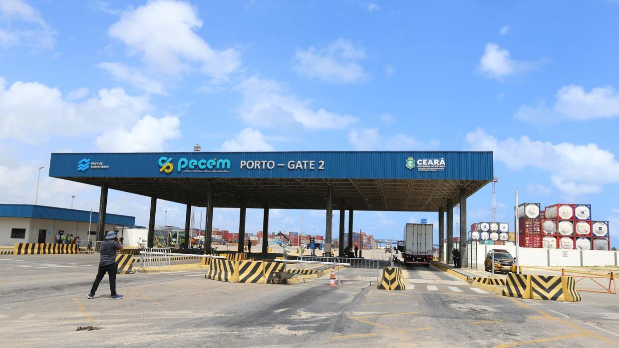Foto que contém a entrada do portão 2 do Porto do Pecém.