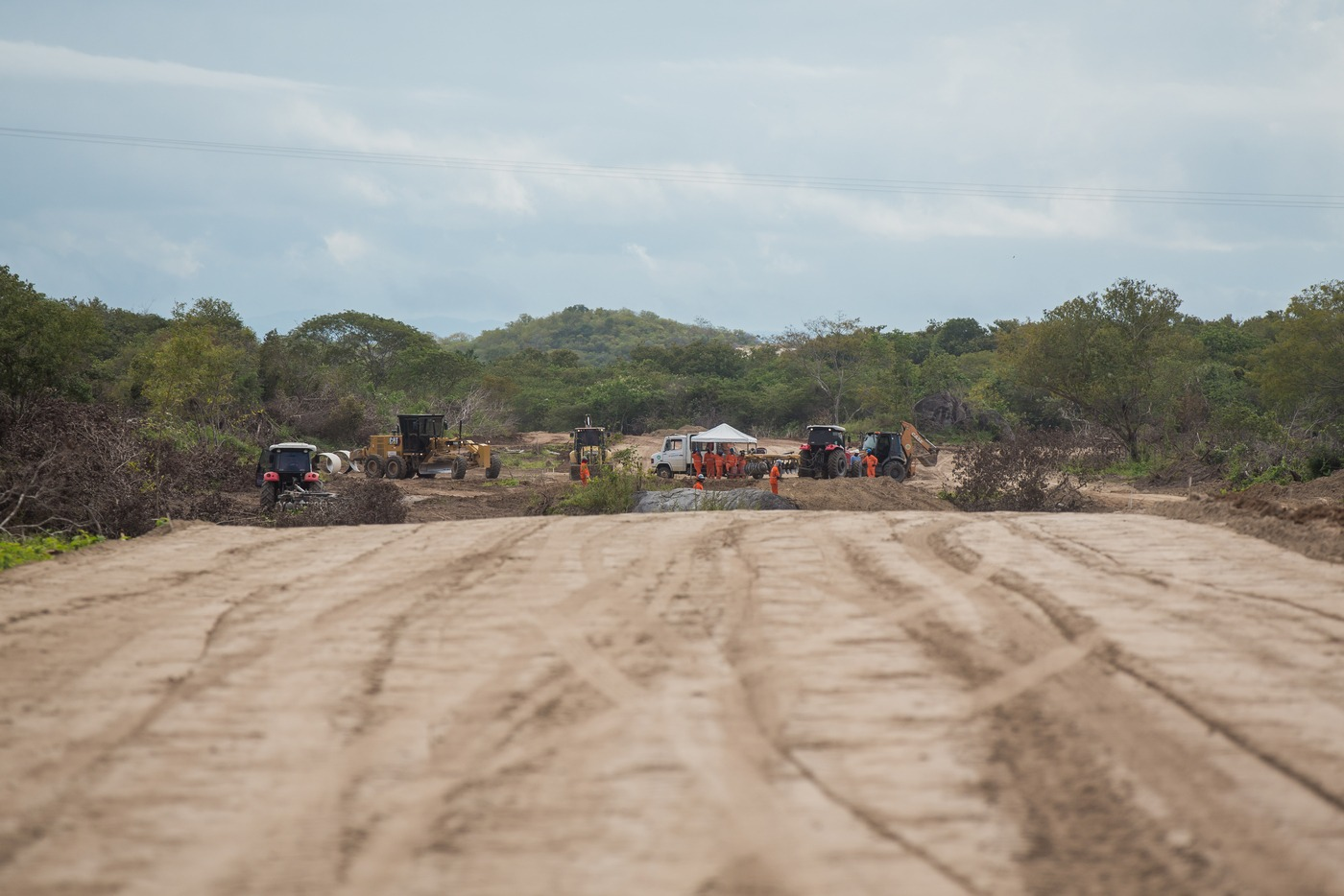 Foto que contém área de terra batida no futuro Porto Seco de Quixeramobim.