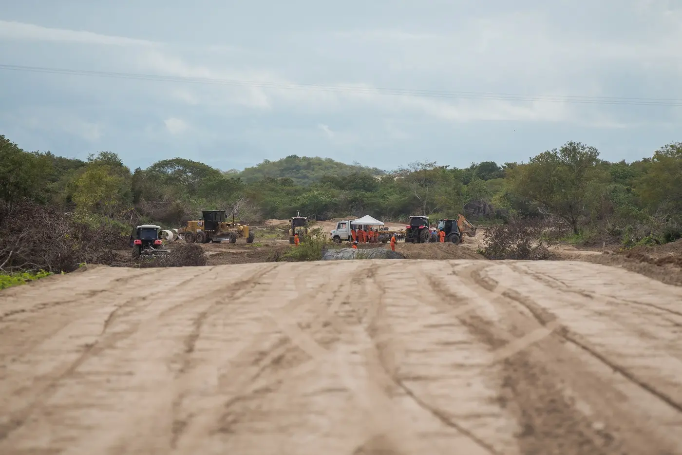 Foto que contém área de terra batida no futuro Porto Seco de Quixeramobim.