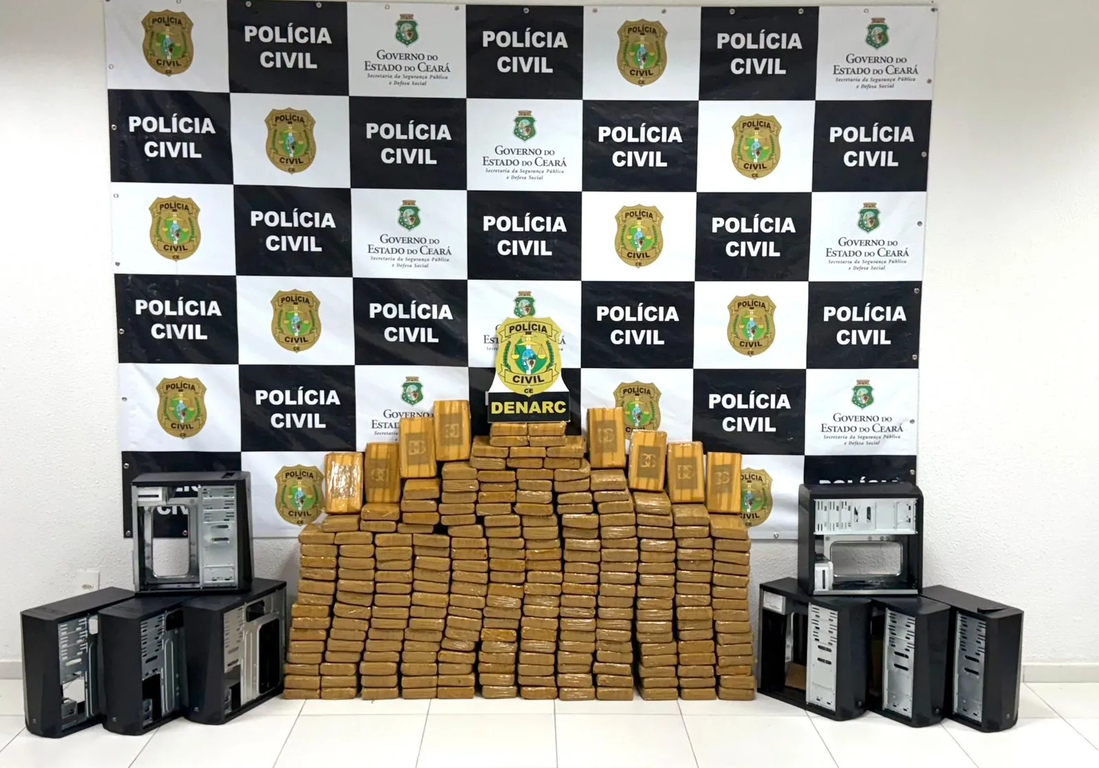 A droga chegou em Fortaleza em um voo comercial.
