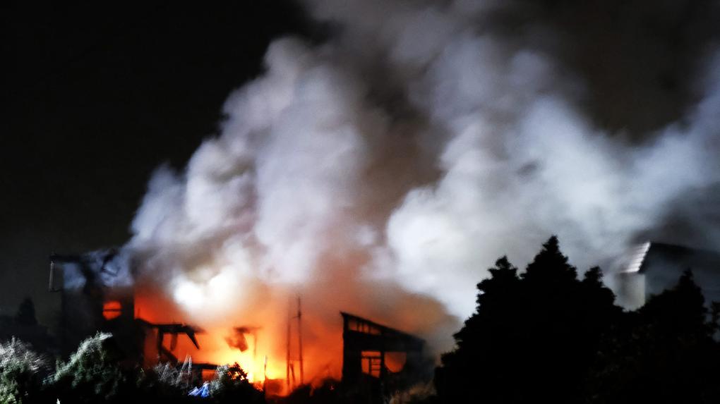 Imagem de uma vista geral de um incêndio que começou após um terremoto na cidade de Aomori, no Japão, em 8 de dezembro de 2025.